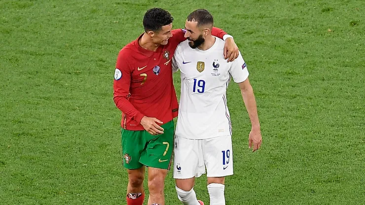 Cristiano Ronaldo ao lado de Karim Benzema em partida