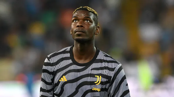 Paul Pogba durante aquecimento com a camisa da Juventus