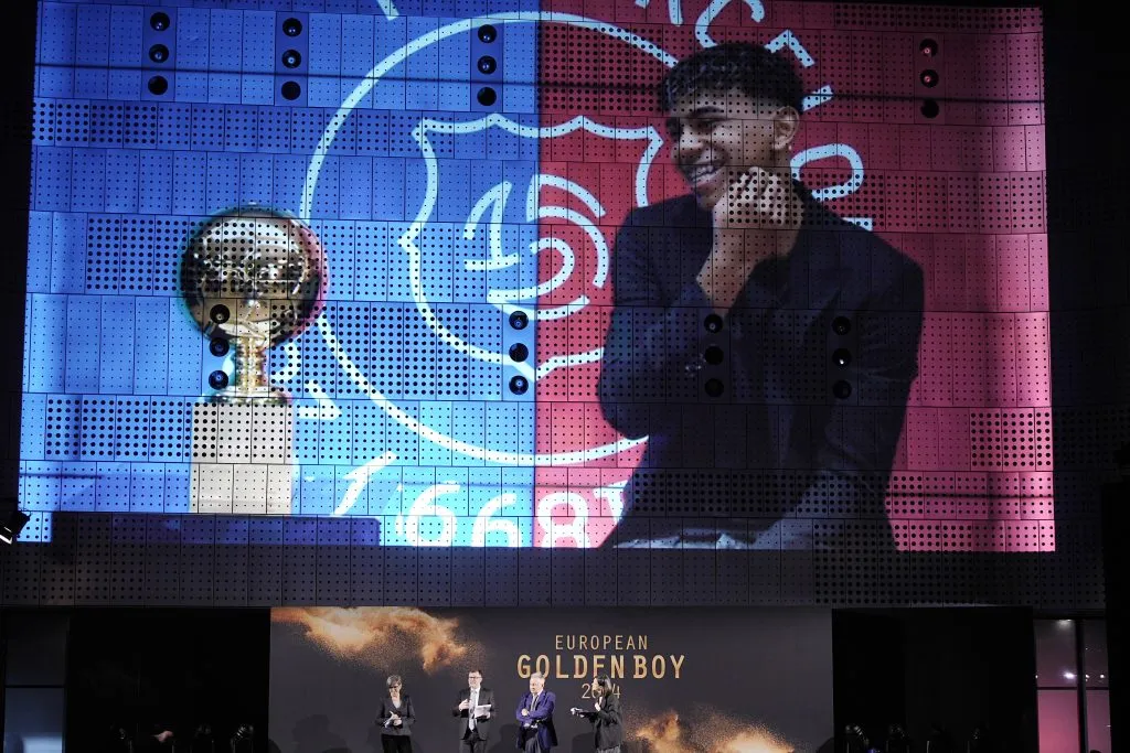 Lamine Yamal na cerimônica do Golden Boy. Ele deve renovar com o Barcelona. Foto: IMAGO /&nbsp;LaPresse