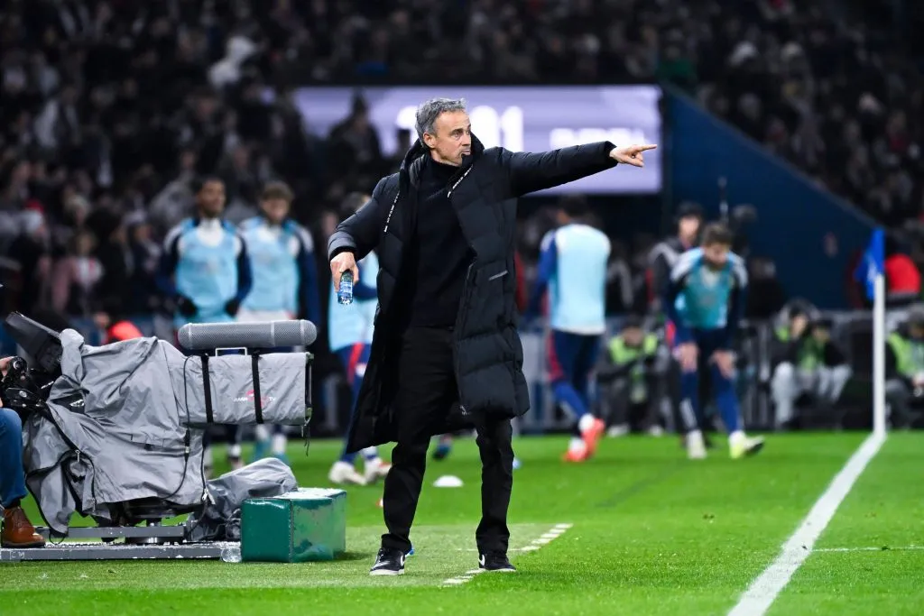 Luis Enrique instruindo os jogadores do PSG no clássico contra o Lyon (IMAGO / PsnewZ)