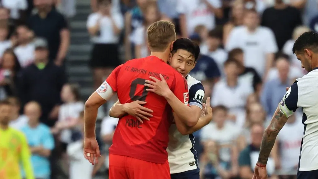 Harry Kane sendo abraçado por Son em um Bayern x Tottenham (IMAGO / Domenic Aquilina)