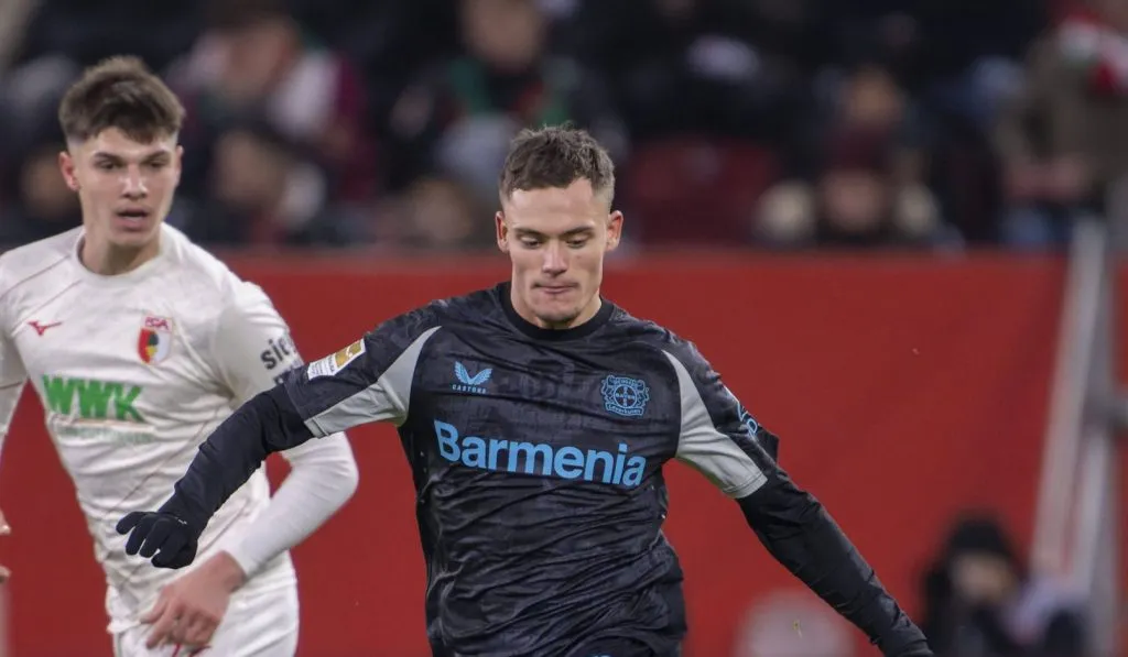 Florian Wirtz conduzindo a bola no Bayer Leverkusen (IMAGO / MIS)