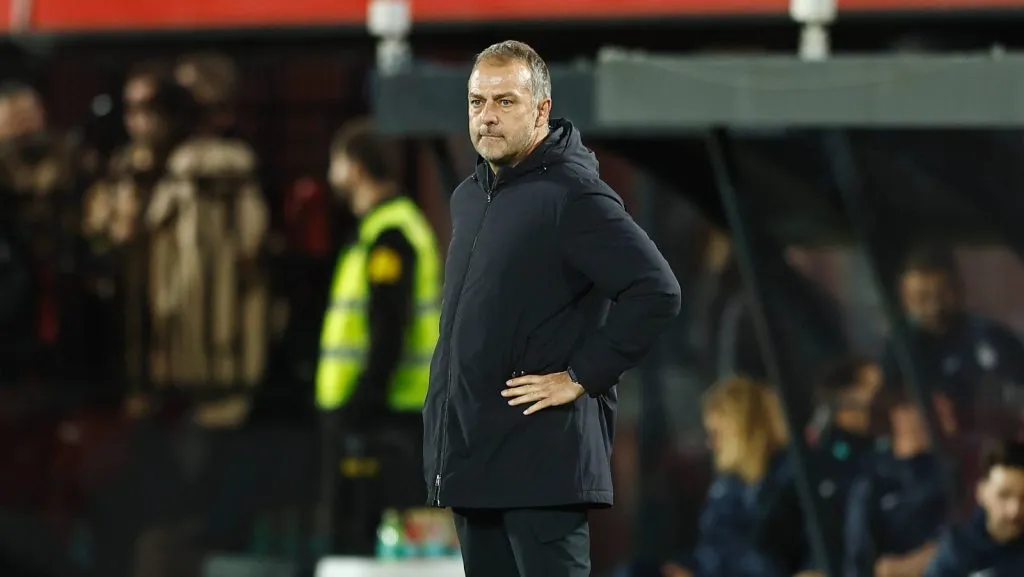 Hansi Flick na Partida da La Liga EA Sports entre RCD Mallorca 1-5 FC Barcelona, realizada no Estadi Mallorca Son Moix, em Palma de Mallorca, Espanha. (Foto: IMAGO / AFLOSPORT)