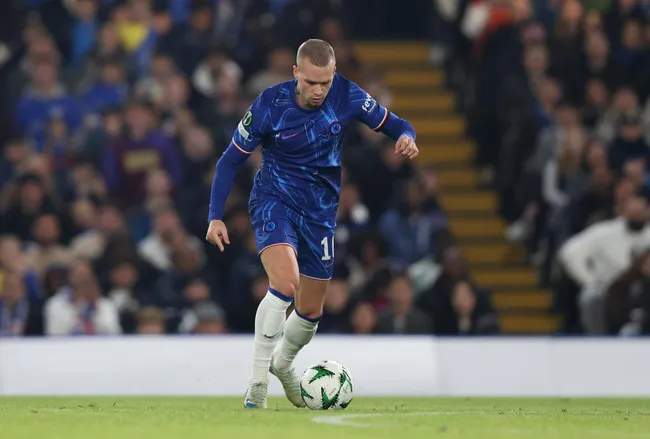 Mudryk com a camisa do Chelsea. Foto: IMAGO / Crystal Pix.