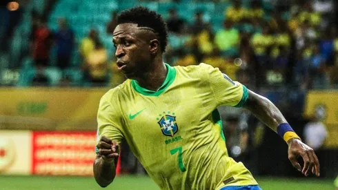 Vini Jr com a camisa da Seleção Brasileira.