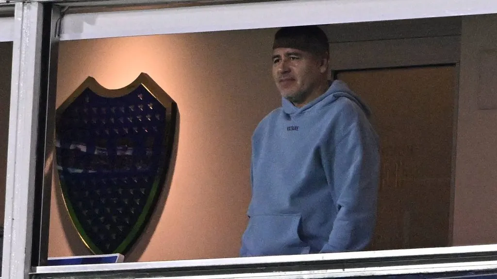 Juan Román Riquelme, ex-jogador profissional de futebol e atual presidente do Boca Juniors, durante a partida da Qualificação para a Copa do Mundo FIFA 2026 da América do Sul, entre Argentina e Peru, no Estádio Alberto J. Armando, conhecido como La Bombonera, em 19 de novembro de 2024, em Buenos Aires, Argentina. (Foto: IMAGO / Sebastian Frej)