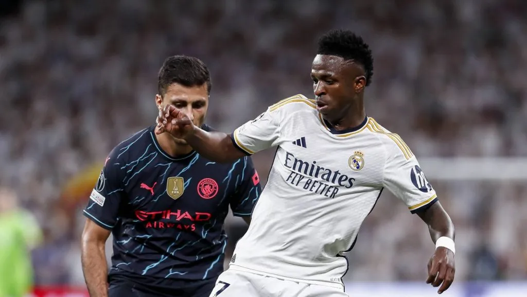 Vini Jr disputando a bola com Rodri em um Real Madrid x Manchester City (IMAGO / ZUMA Press Wire)
