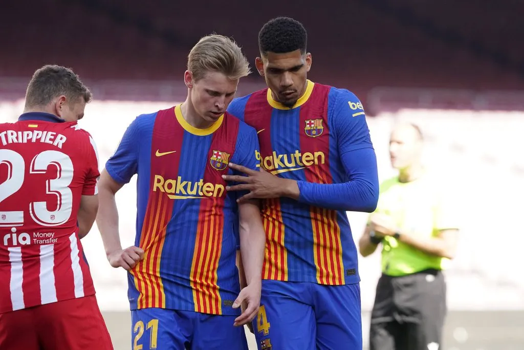 Ronald Araújo e Frenkie De Jong pelo Barcelona. Foto: IMAGO / Alterphotos