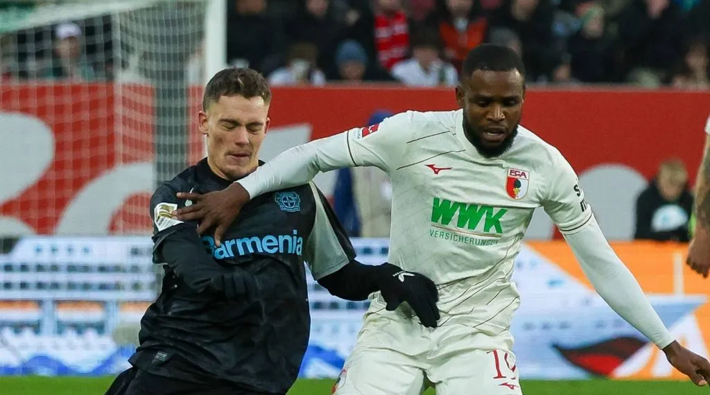 Wirtz em disputa com Onyeka na partida entre Bayer Leverkusen x Augsburg (IMAGO / kolbert-press)