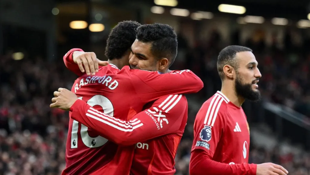 Rashford celebrando um gol com Casemiro em partida pelo Manchester United (IMAGO / News Images)
