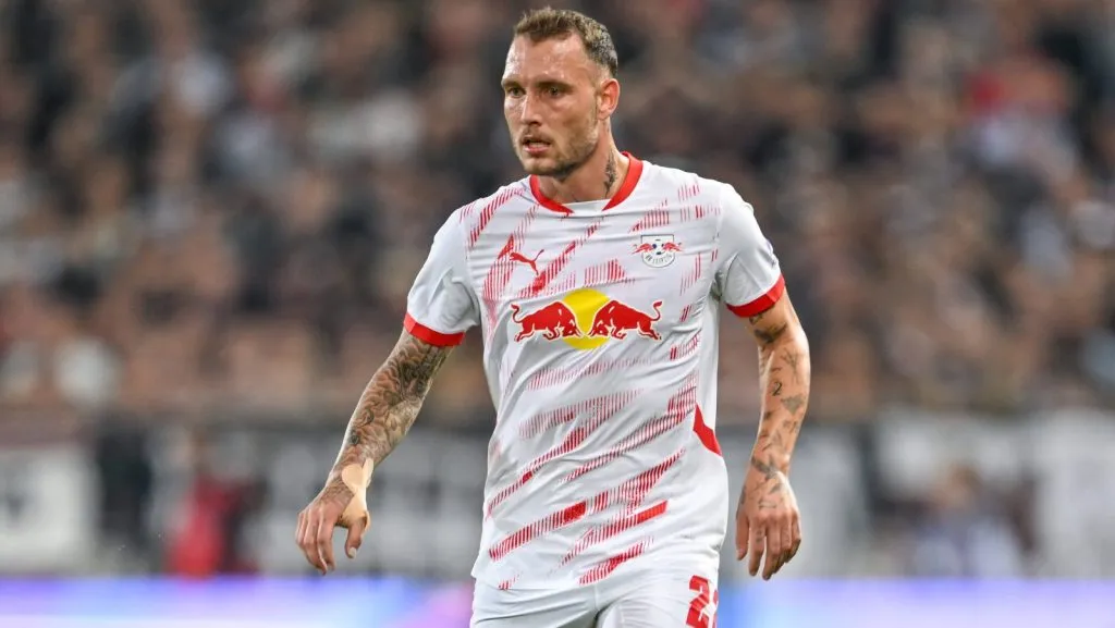Futebol - 1ª Bundesliga - FC St. Pauli - RB Leipzig em 22.09.2024 no Millerntor-Stadion em Hamburgo. David Raum (RB Leipzig) com a bola.  (Foto: IMAGO / osnapix)