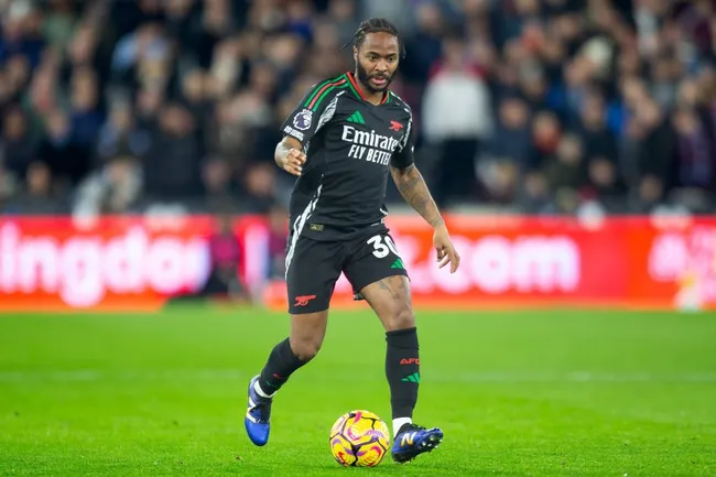 Raheem Sterling em ação pela Premier League, com a camisa do Arsenal. Foto: IMAGO / Pro Sports Image.