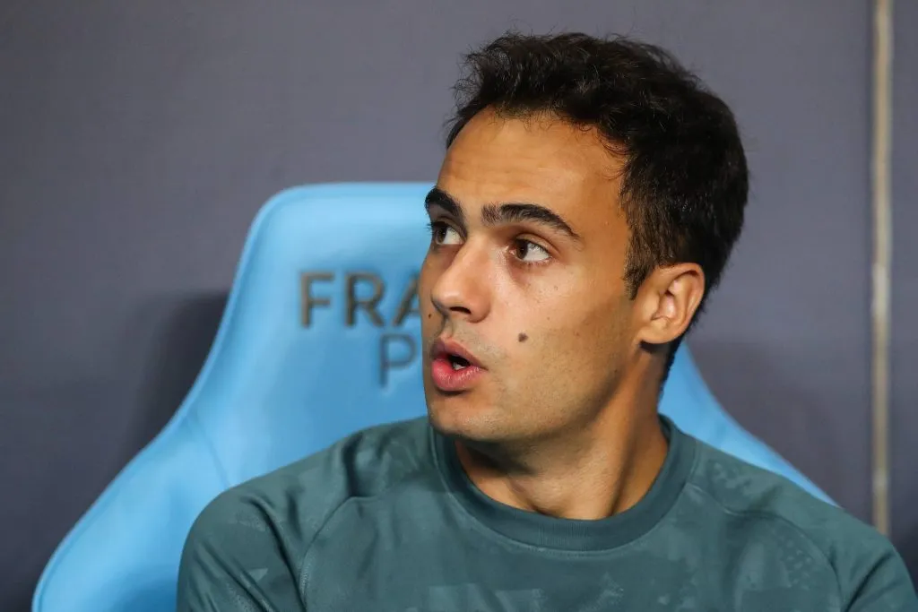 Sergio Reguilon no banco de reservas do Tottenham. Foto: IMAGO / News Image.