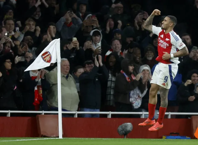 Gabriel Jesus marca três gols nesta quarta (18), contra o Crystal Palace. Fanáticos comentaram sobre a partida do atacate. Foto: IMAGO /&nbsp;Sportsphoto