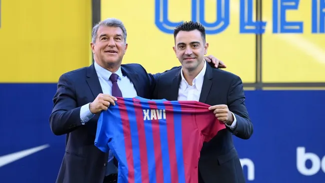 Xavi sendo apresentado como técnico do Barcelona