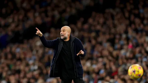 Pep Guardiola, técnico do Manchester City em campo – (Photo by Carl Recine/Getty Images)