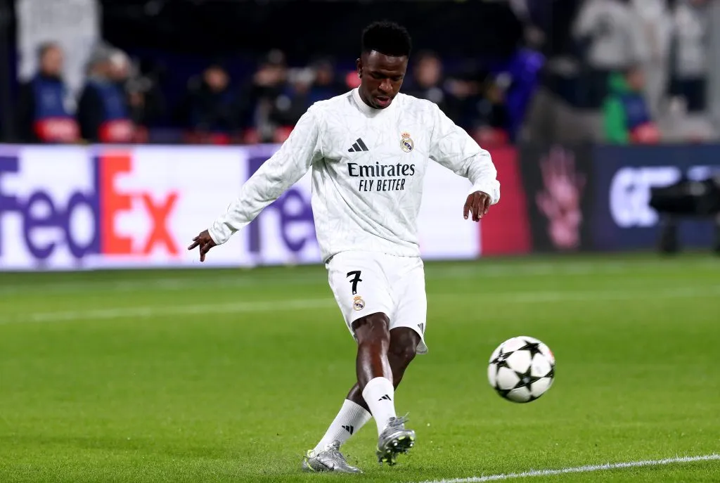 Vinícius Júnior aquecendo antes de Real Madrid v Atalanta. (Photo by Marco Luzzani/Getty Images)