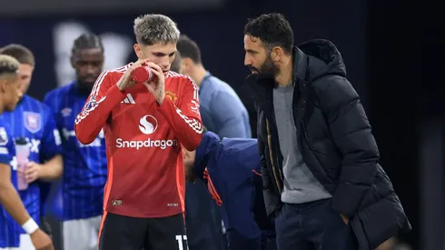 Ruben Amorim conversa com Alejandro Garnacho.