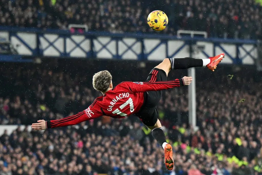 Alejandro Garnacho ganhou o prêmio de gol mais bonito da FIFA pelo Manchester United. (Photo by Shaun Botterill/Getty Images)