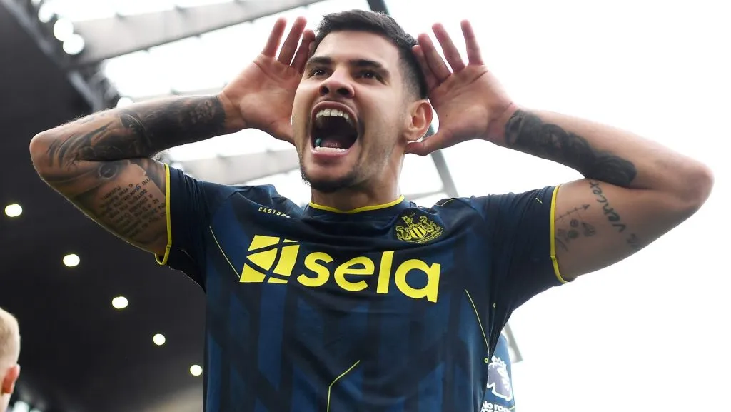 Bruno Guimarães em campo pelo Newcastle (Photo by Alex Davidson/Getty Images)