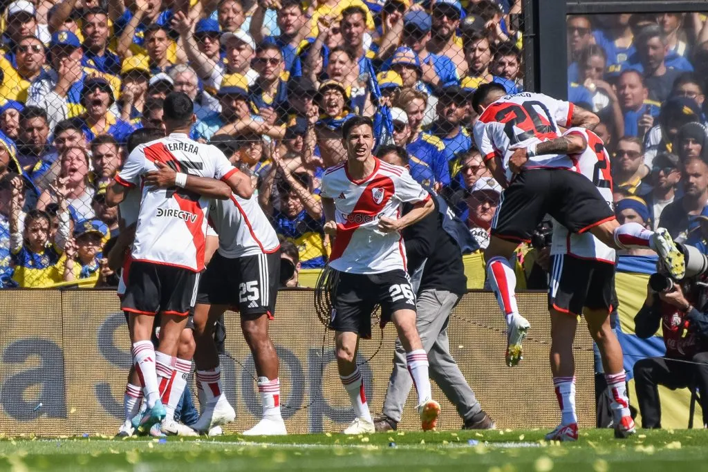 Nacho Fernández, Casco e outros jogadores comemoram pelo River Plate. Foto: IMAGO /&nbsp;Pressinphoto
