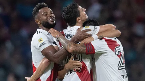 Nacho Fernández e jogadores do River Plate. Foto: IMAGO / Sebastian Frej