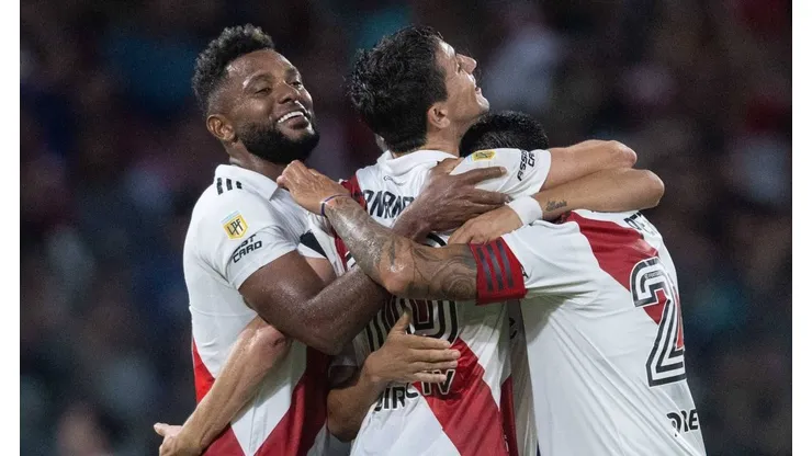 Nacho Fernández e jogadores do River Plate. Foto: IMAGO / Sebastian Frej