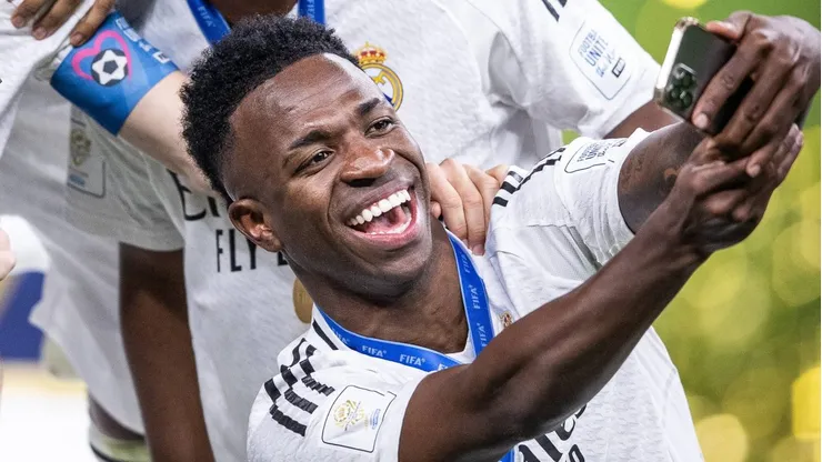 Vini Jr comemora o título do Real Madrid com os companheiros.