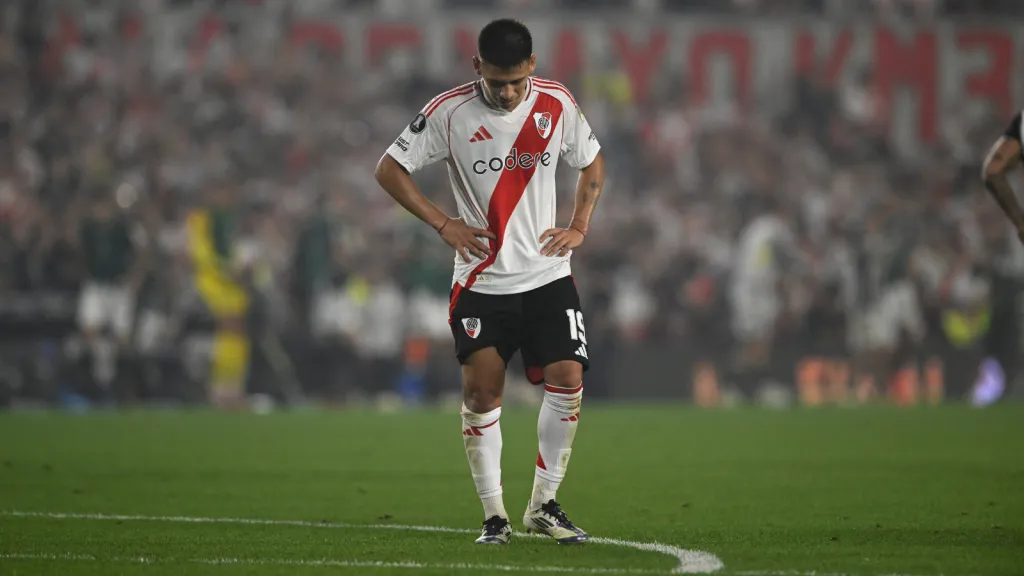 Claudio Echeverri em jogo do River Plate (Foto: IMAGO / Sebastian Frej)