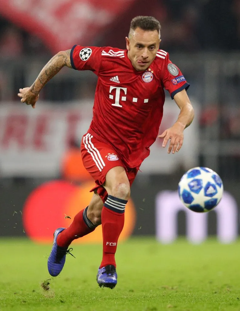 MUNICH, GERMANY – NOVEMBER 27:  Rafinha of Bayern Munich runs with the ball during the UEFA Champions League Group E match between FC Bayern Muenchen and SL Benfica at Fussball Arena Muenchen on November 27, 2018 in Munich, Germany.  (Photo by Adam Pretty/Getty Images)