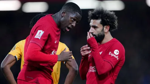 Konaté e Salah com a camisa do Liverpool na Premier League.