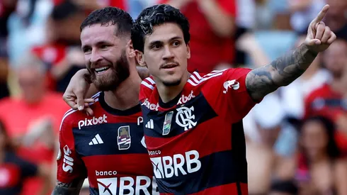 Léo Pereira, ao lado de Pedro, pelo Flamengo, é alvo do Boca Juniors (Photo by Buda Mendes/Getty Images)
