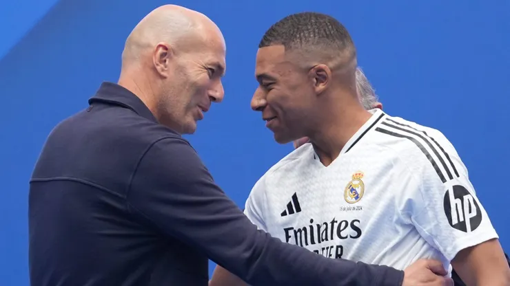 Zidane na apresentação de Mbappé com a camisa do Real Madrid.