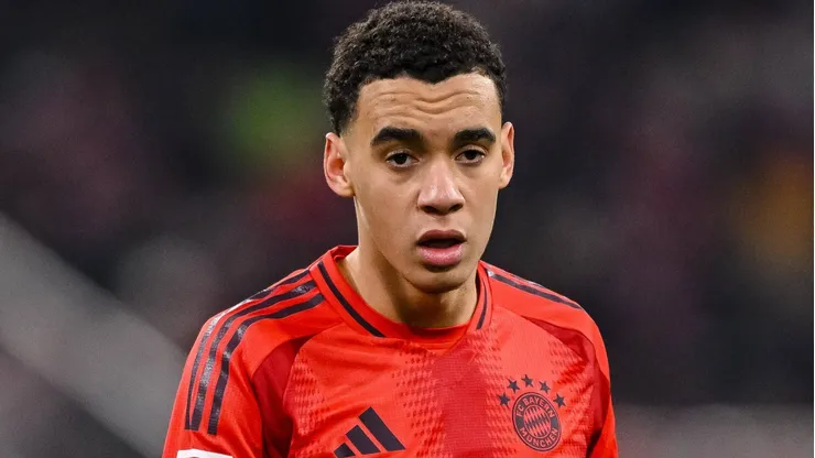 Jamal Musiala com a camisa do Bayern de Munique.