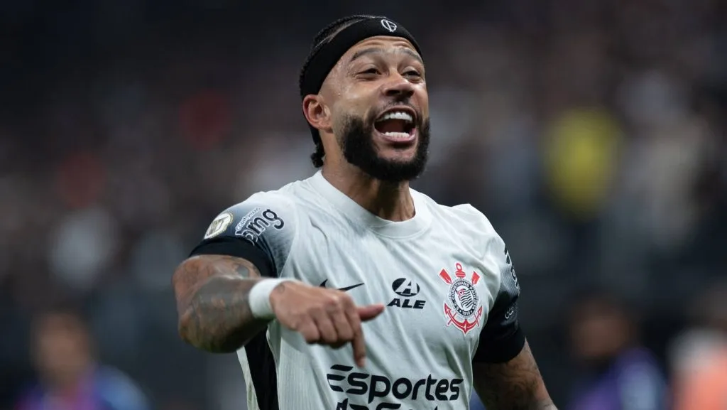 Memphis Depay comemora gol com a camisa do Corinthians.