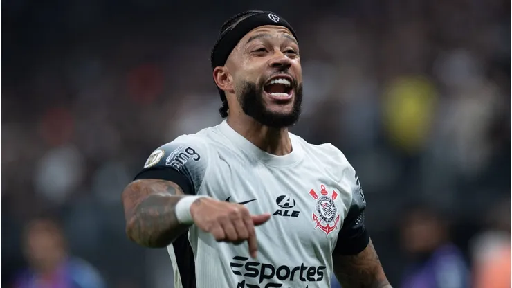 Memphis Depay comemora gol com a camisa do Corinthians.