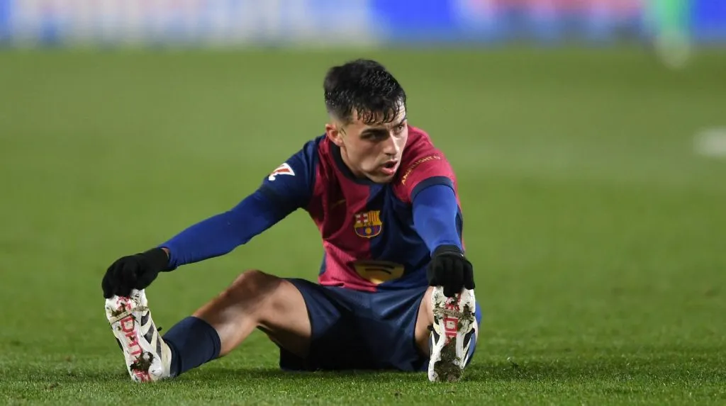 Pedri sentado no gramado após o apito final entre Barcelona x Atlético de Madrid (IMAGO / Sergio Ros)