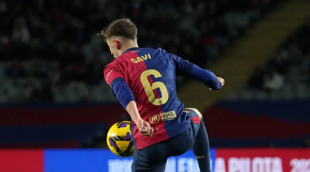 Gavi dominando a bola em partida do Barcelona em LaLiga (IMAGO / NurPhoto)