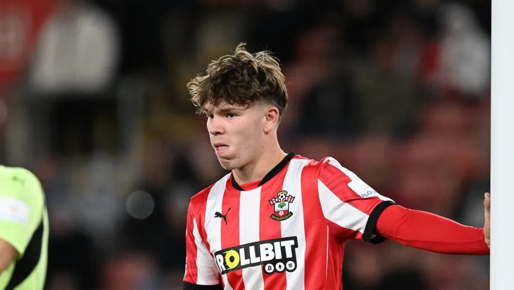 Tyler Dibling se posicionando antes da cobrança de escanteio em jogo do Southamtpon (IMAGO / Pro Sports Images)