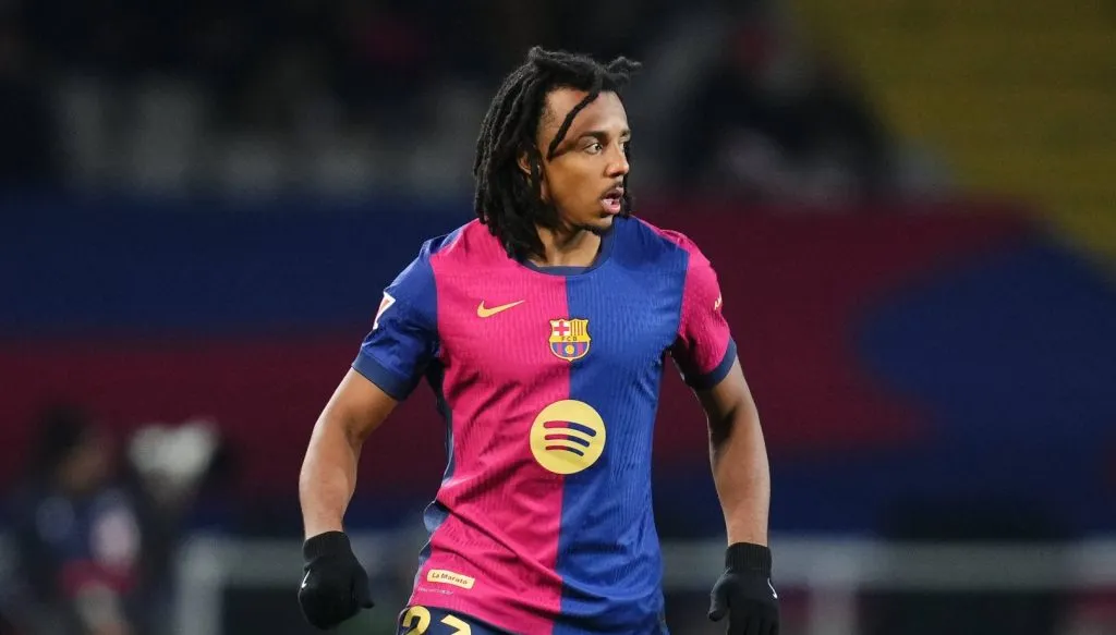 Jules Koundé em campo vestindo a camisa do Barcelona (IMAGO / Pressinphoto)