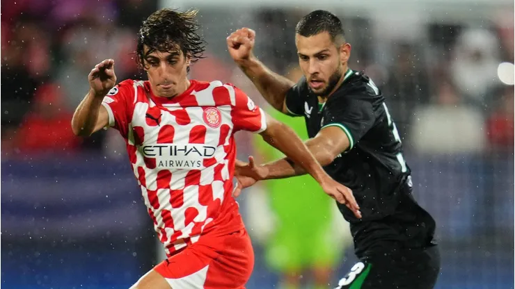 David Hancko, zagueiro do Feyenoord, tem atraído a atenção de grandes clubes europeus, com Chelsea e Tottenham Hotspur liderando a corrida pela sua contratação. (Foto: IMAGO / Pressinphoto)