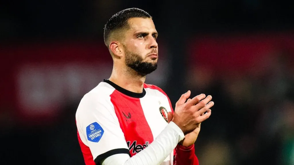 David Hancko, do Feyenoord, durante a quarta rodada da temporada 2024/2025 da Eredivisie. A partida está marcada entre Feyenoord e Ajax no Estádio Feijenoord De Kuip em 30 de outubro de 2024, em Roterdã, Países Baixos. (Foto: IMAGO / Box to Box Pictures)