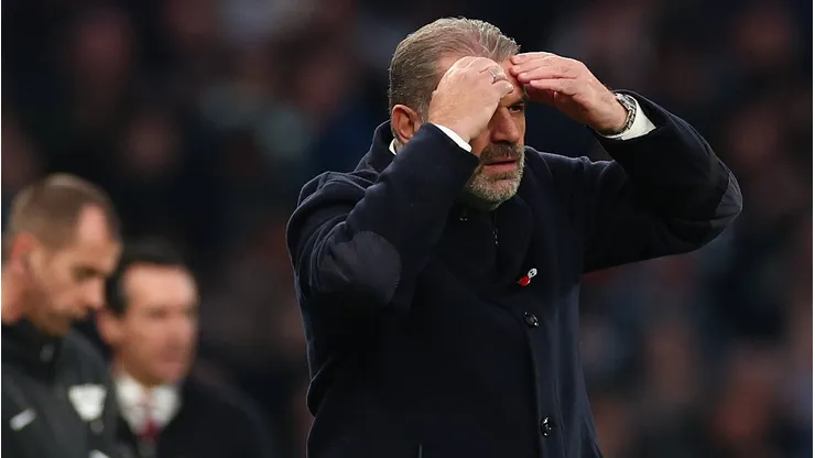 Ange Postecoglou, treinador do Tottenham, rebateu críticas de comentaristas como Jamie Carragher, destacando sua confiança inabalável em sua filosofia de jogo. (Foto: IMAGO / Action Plus)