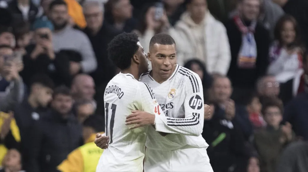 Rodrygo e Mbappé celebrando o primeiro gol marcado em Real Madrid x Sevilla (IMAGO / Guillermo Martinez)