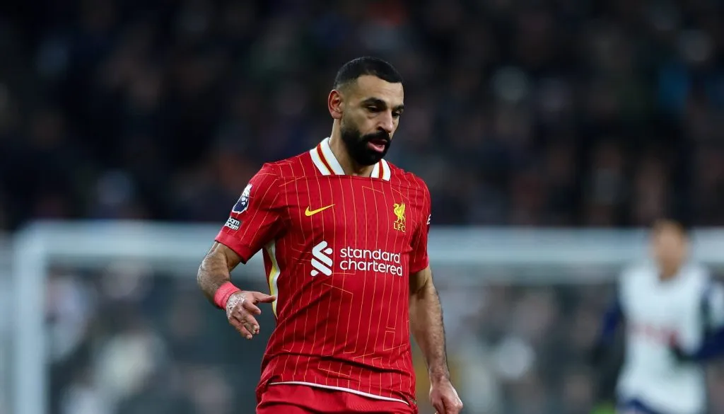 Salah conduzindo a bola no jogo entre Tottenham x Liverpool pela Premier League (IMAGO / Action Plus)