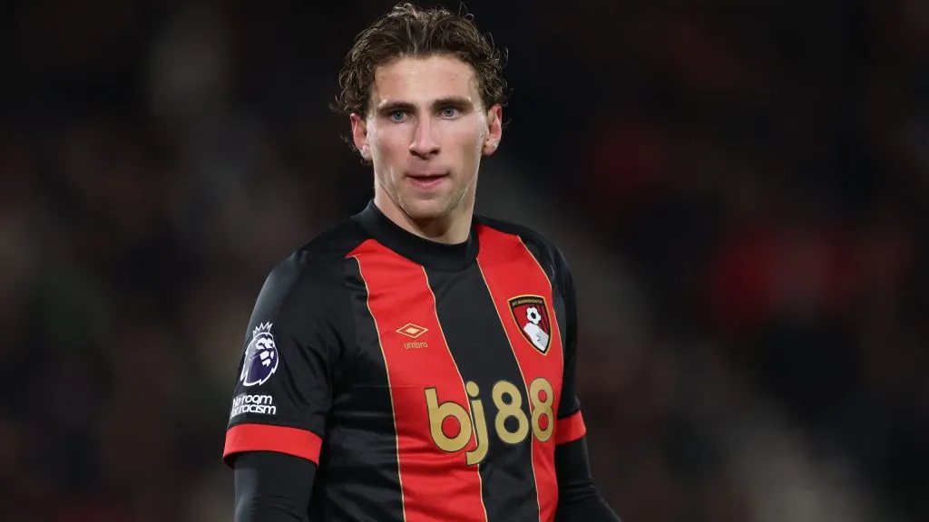 Illia Zabarnyi em jogo do Bournemouth. Foto: Michael Steele/Getty Images