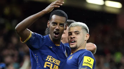 Alexander Isak e Bruno Guimarães em partida do Newcastle