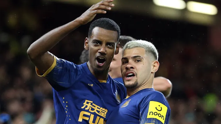 Alexander Isak e Bruno Guimarães em partida do Newcastle