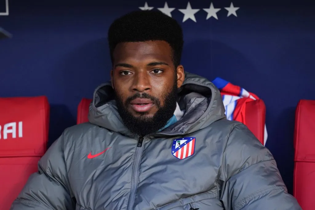 Thomas Lemar, do Atlético de Madrid, no banco de reservas. A diretoria deve se desfazer dele, segundo o portal Relevo. Foto: IMAGO /&nbsp;ZUMA Press Wire