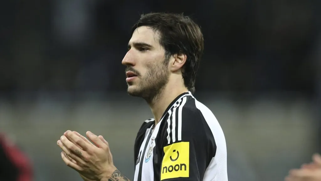 Futebol - 2024 / 2025 EFL Carabao League Cup - Quarta Rodada - Newcastle United vs Chelsea - St James™ Park - Quarta-feira, 30 de novembro de 2024. Sandro Tonali, do Newcastle United, é visto ao final da partida. (Foto: IMAGO / Colorsport)